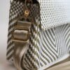 Cross Body Dorada con Blanco a Rayas – Elegante y Moderno