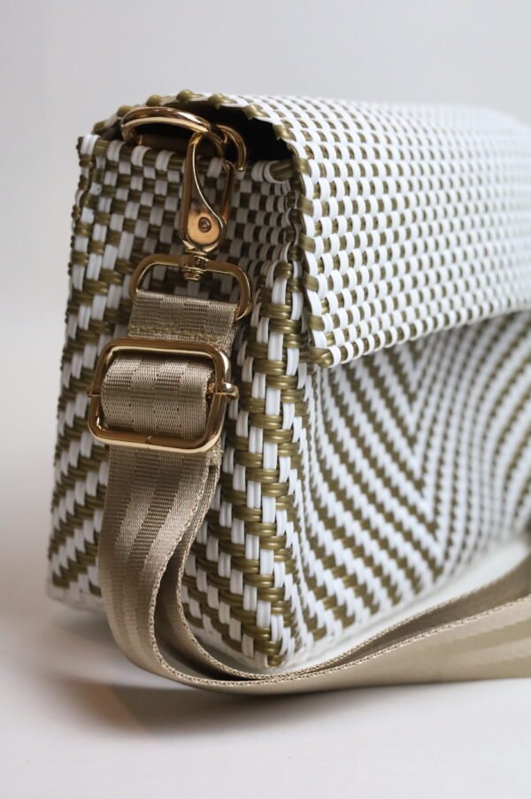 Cross Body Dorada con Blanco a Rayas – Elegante y Moderno