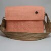 Cross Body Coral – Diseño Compacto y Moderno