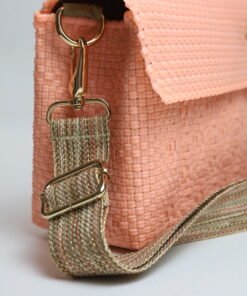 Cross Body Coral – Diseño Compacto y Moderno