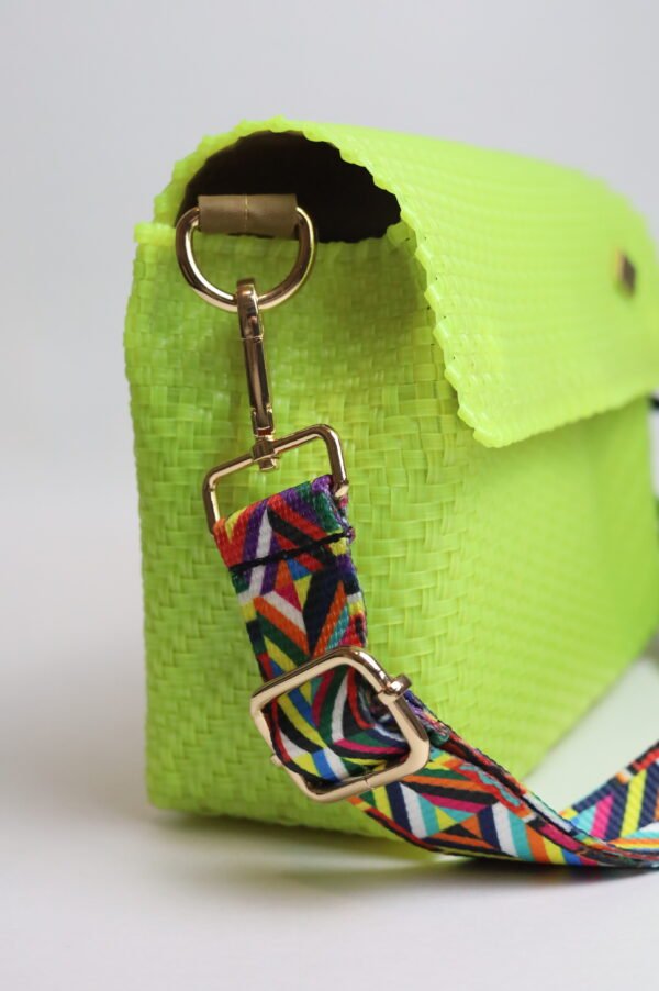 Cross Body Verde Fosforescente – Diseño Moderno y Tamaño Ideal