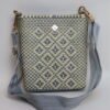 Bandolera Plateada con Beige – Estilo Moderno y Versátil