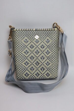 Bandolera Plateada con Beige – Estilo Moderno y Versátil