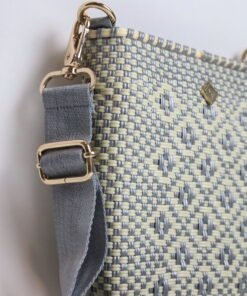 Bandolera Plateada con Beige – Estilo Moderno y Versátil