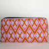 Cartera naranja con blanco y rosa